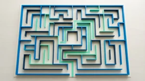 Papierlabyrinth von oben mit markiertem Ausgangsweg